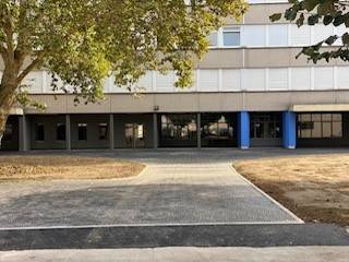 Comment le Lycée Montaigne de Mulhouse transforme-t-il son entrée avec des dalles perméables pour un impact environnemental positif ? Cernay